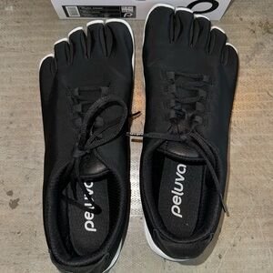 Peluva men’s web shoe/sneaker black/shite size 11.5us